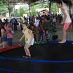 Música, carinho e emoção marcam celebração ao Dia Internacional da Pessoa Idosa no Hospital Beneficente Unimar, com show realizado pelos médicos