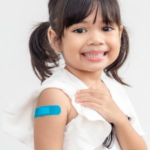 Vacinação em todas as fases da vida: proteção que acompanha você. Manter as vacinas em dia é um gesto de cuidado que vai da infância à maturidade. Veja