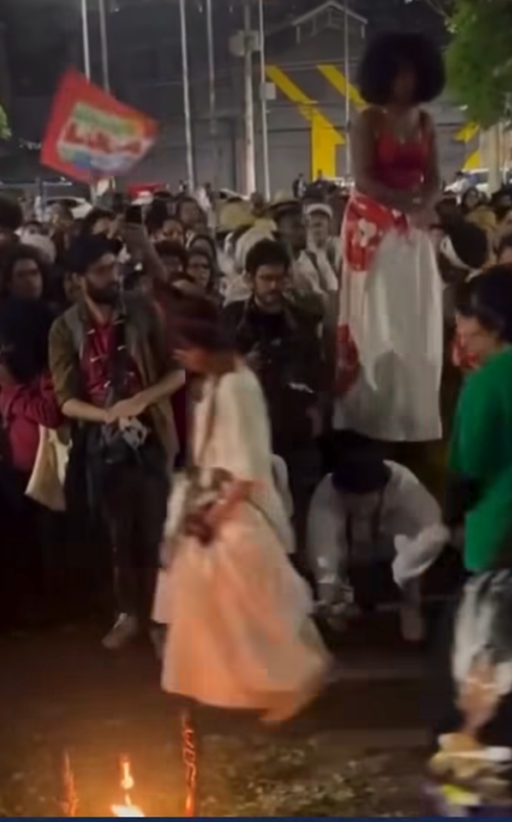No momento, você está visualizando Umbandistas cantam ponto de Xangô para Flávio Bolsonaro em ato pró-Lula: “amarrar Bolsonaro no cipó”; ASSISTA VÍDEO