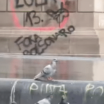 IMAGENS IMPRESSIONANTES: Vândalos picham monumentos históricos em Paris e Barcelona com “Lula 13” e “Fora Bolsonaro”; VEJA VÍDEO