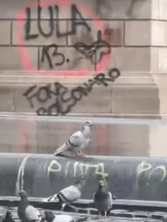 No momento, você está visualizando IMAGENS IMPRESSIONANTES: Vândalos picham monumentos históricos em Paris e Barcelona com “Lula 13” e “Fora Bolsonaro”; VEJA VÍDEO