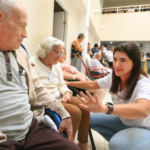 Música, carinho e emoção marcam celebração ao Dia Internacional da Pessoa Idosa no Hospital Beneficente Unimar. E Com show realizado pelos próprios médicos