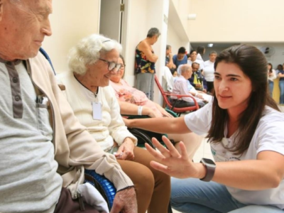 Música, carinho e emoção marcam celebração ao Dia Internacional da Pessoa Idosa no Hospital Beneficente Unimar. E Com show realizado pelos próprios médicos