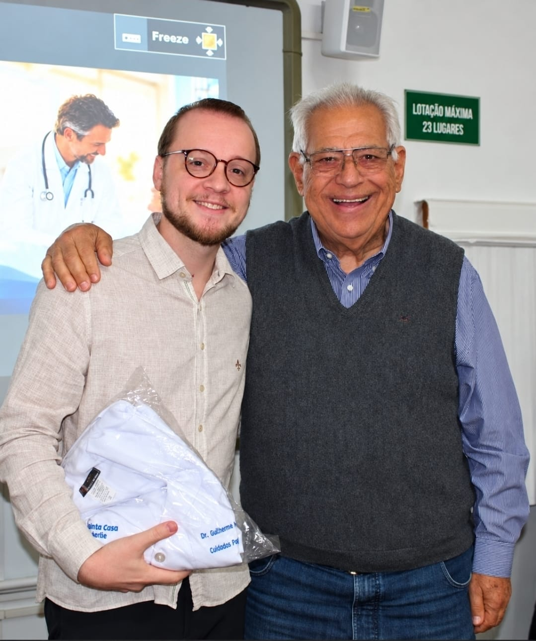 No momento, você está visualizando Santa Casa de Marília entrega jalecos aos profissionais na Semana do Médico. Iniciativa integra a campanha “Orgulho em Pertencer” e valoriza os profissionais que contribuem diariamente com a instituição