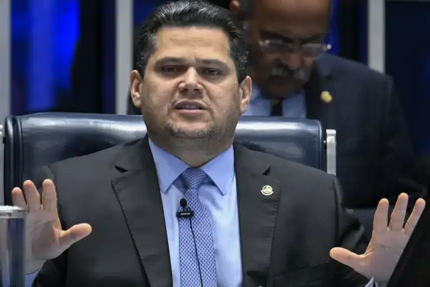 No momento, você está visualizando AGORA: Alcolumbre afirma ter maioria para se reeleger e descarta impeachment de Moraes