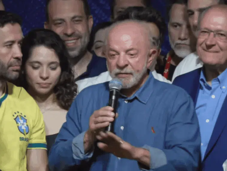 No momento, você está visualizando Em primeiro discurso após reeleição, Lula defende regulação das redes sociais