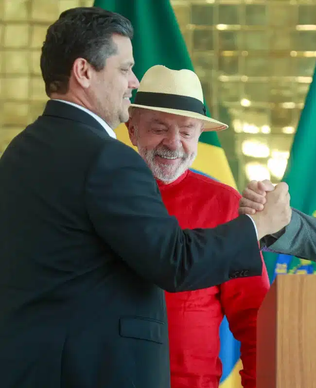 No momento, você está visualizando Lula se reúne com Hugo Motta e Alcolumbre no Alvorada e divulga foto nas redes; VEJA