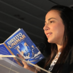 Direito Unimar: acadêmicos assumem protagonismo e lançam livro que une teoria e vida real. Obra é escrita por 22 estudantes, do primeiro ao quinto ano. Veja importância