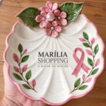 Workshop de cerâmica marca o encerramento da exposição “Florescer em Argila” no Marília Shopping. Atividade convida clientes a criar uma peça em sintonia com a proposta do Outubro Rosa