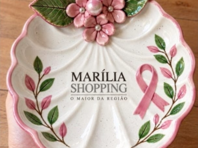 Workshop de cerâmica marca o encerramento da exposição “Florescer em Argila” no Marília Shopping. Atividade convida clientes a criar uma peça em sintonia com a proposta do Outubro Rosa
