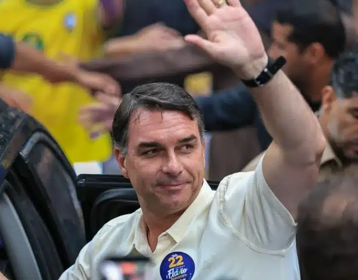 No momento, você está visualizando A piada feita no STF sobre a fuga de Flávio Bolsonaro para os EUA