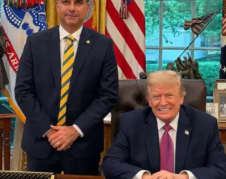 No momento, você está visualizando Trump diz aprovar viagem de Flávio Bolsonaro aos EUA, mas afirma não saber onde senador está