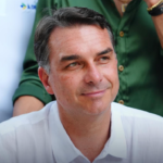 Flávio Bolsonaro enganou a todos para sair do país, e PF ainda não sabe de onde ele partiu, aponta site