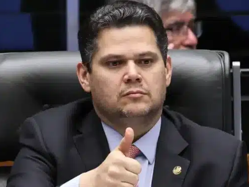 No momento, você está visualizando URGENTE: Alcolumbre quer trocar indulto à Bolsonaro por votos para reeleição a presidência do Senado, diz Folha