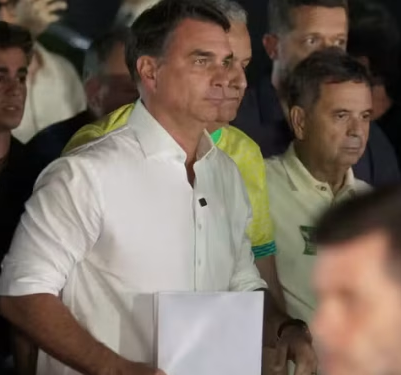 No momento, você está visualizando Urgente: Flávio Bolsonaro se declara presidente eleito do Brasil e diz que eleições foram fraudadas. VEJA VÍDEO resgatado de ministro do STF falando que”foi vítima de fraude nas urnas eletrônicas”